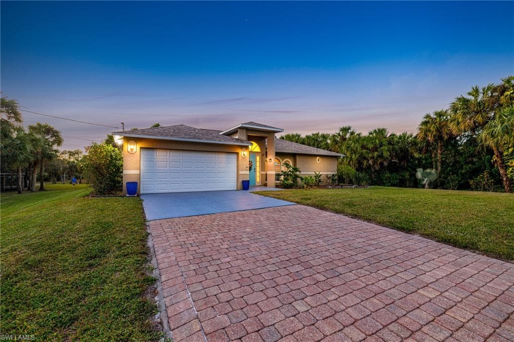 711 12th St NE, Naples, FL 34120-4