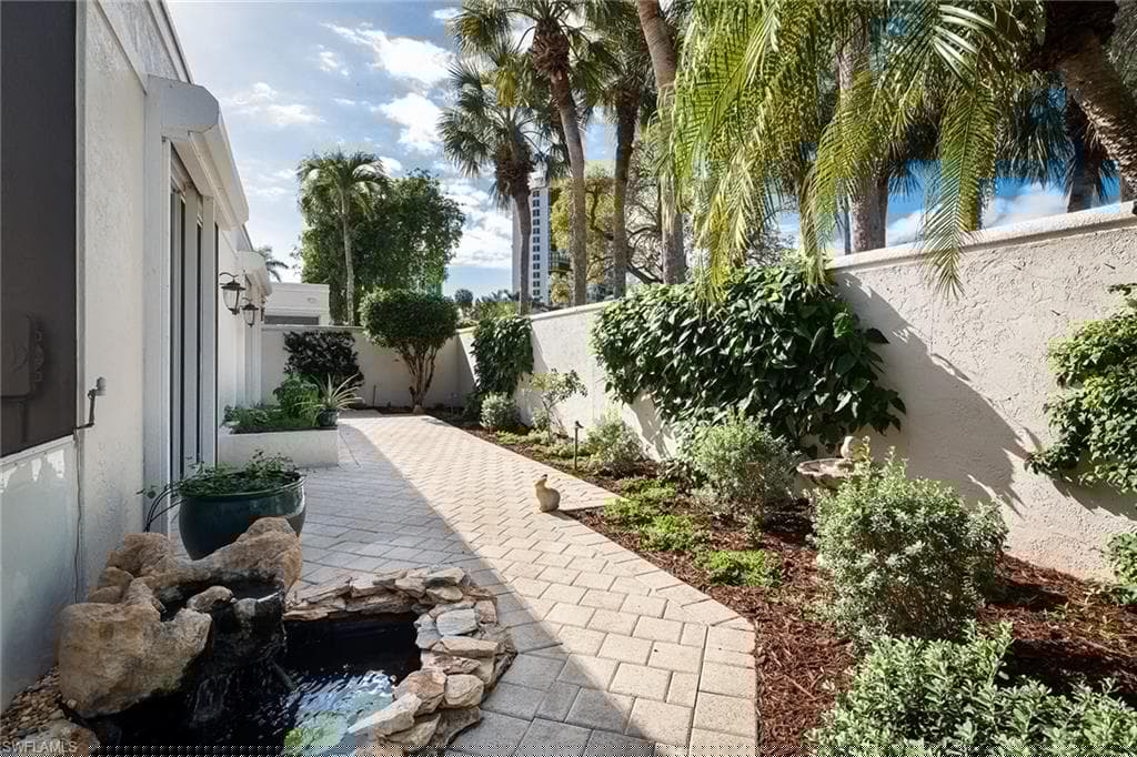 7815 Cocobay Ct 24, Naples, FL 34108-30