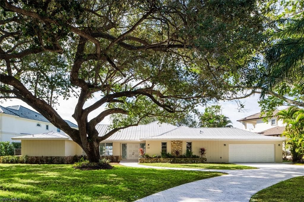 320 Bow Line Dr, Naples, FL 34103-2