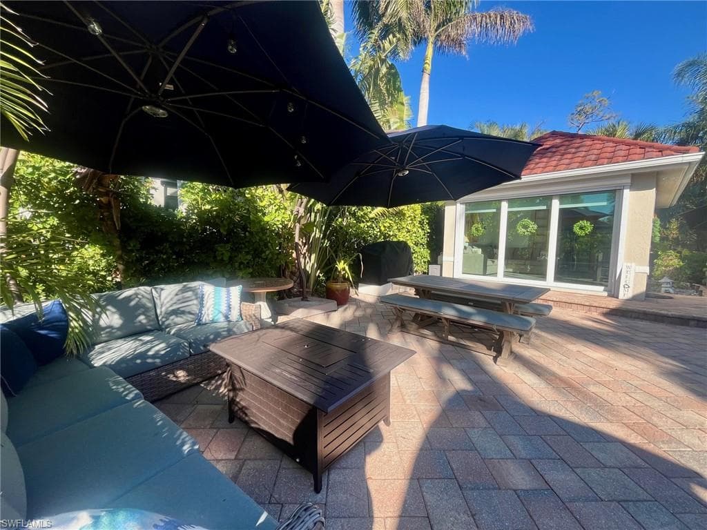 5003 Coach Ln, Naples, FL 34114-8