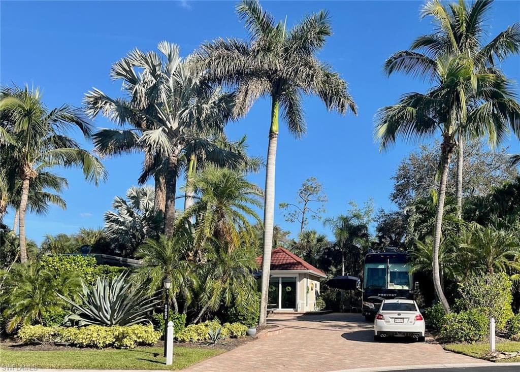 5003 Coach Ln, Naples, FL 34114-2