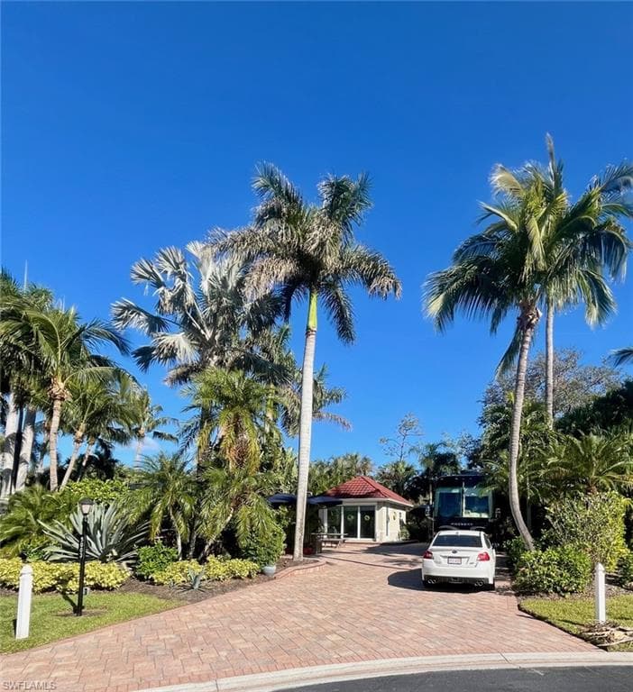 5003 Coach Ln, Naples, FL 34114-3