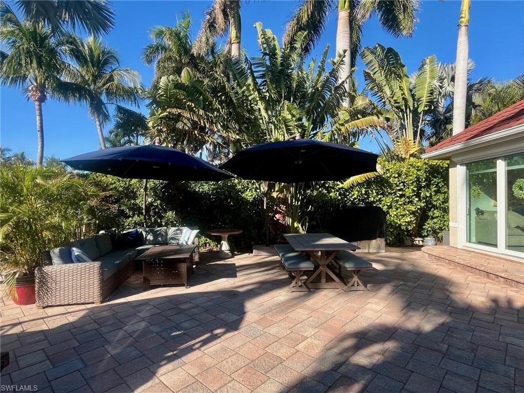 5003 Coach Ln, Naples, FL 34114-6