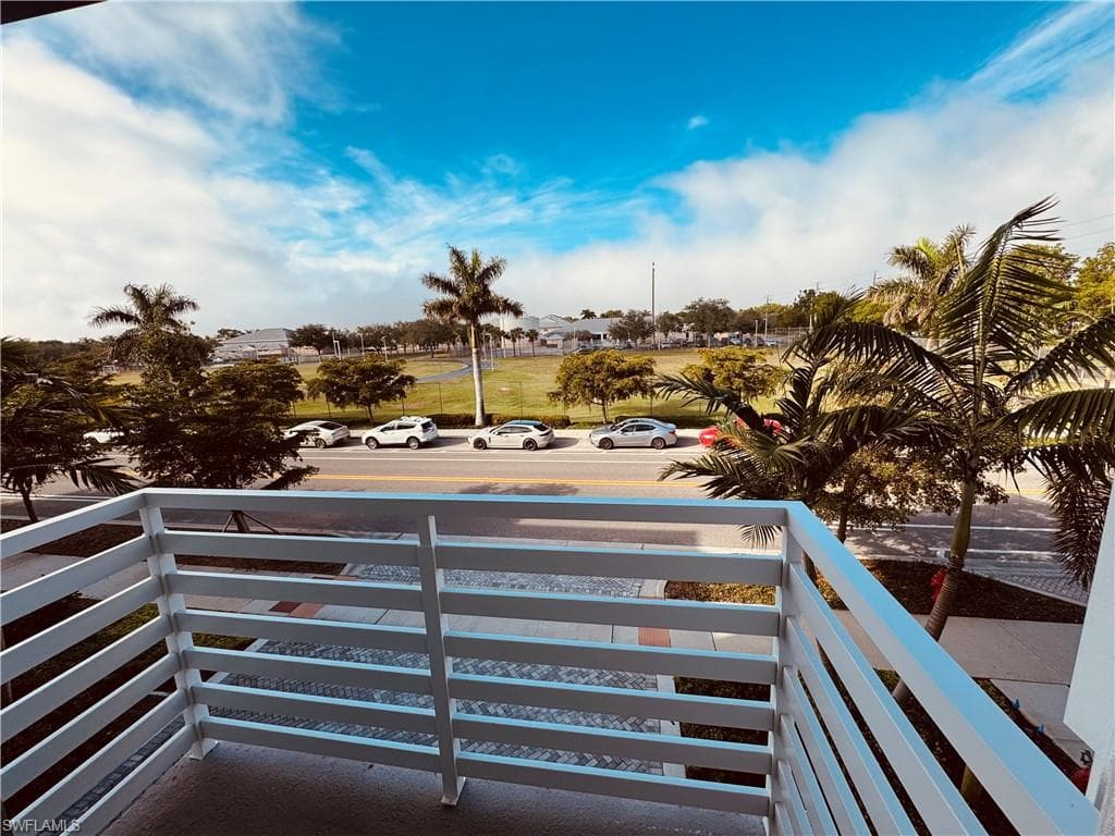 101 8th St 208, Naples, Fl 34102-3