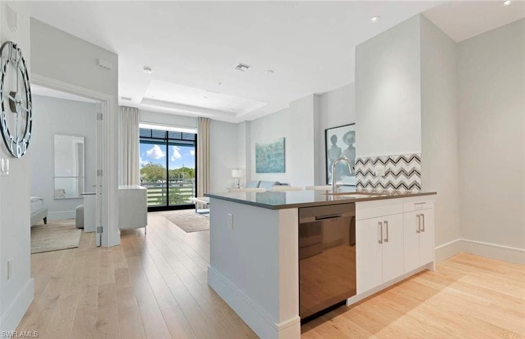 101 8th St 208, Naples, Fl 34102-5