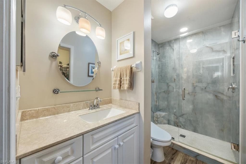700 Saratoga Cir B-204, Naples, FL 34104-17