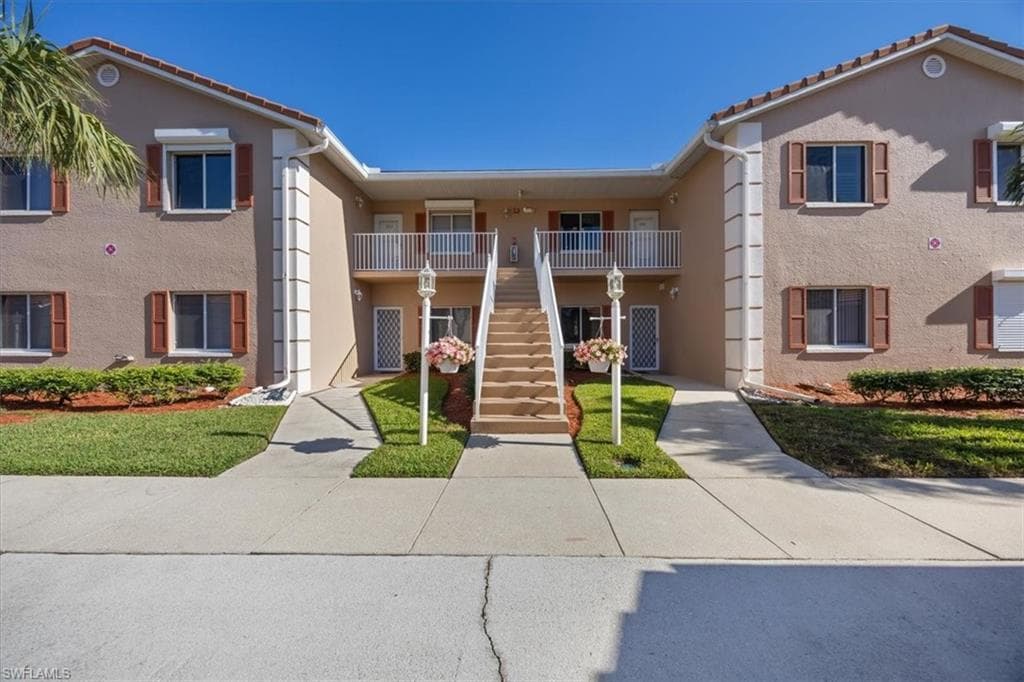 700 Saratoga Cir B-204, Naples, FL 34104-1