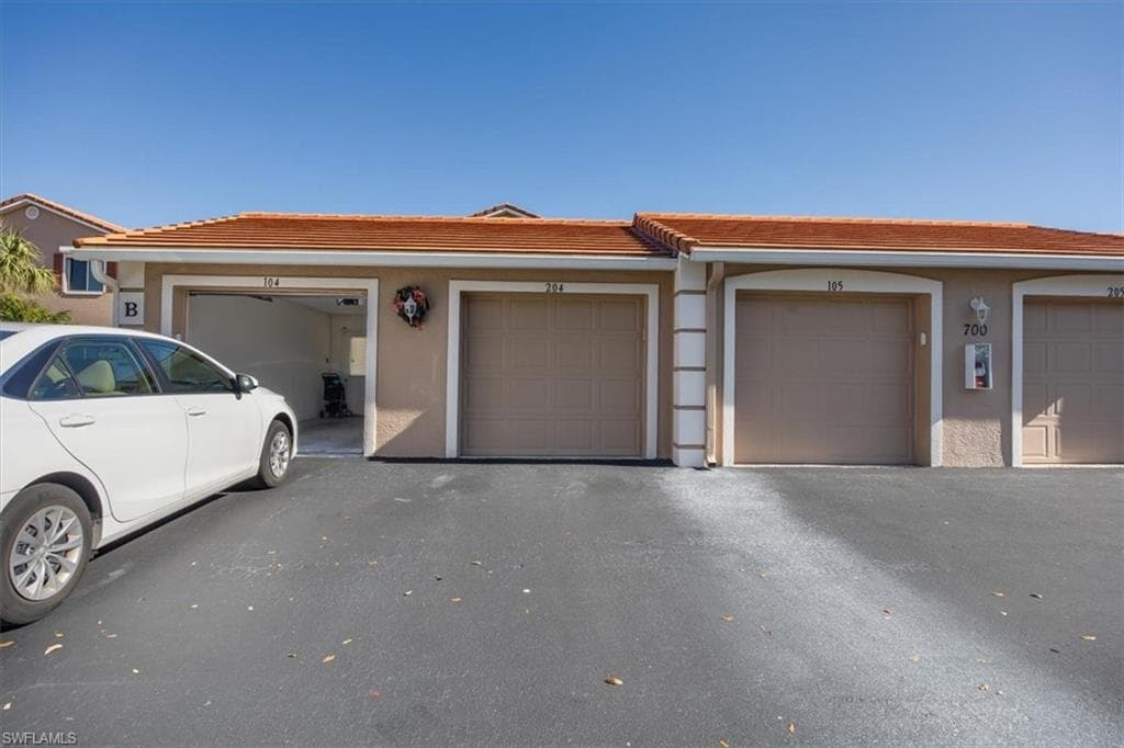 700 Saratoga Cir B-204, Naples, FL 34104-25