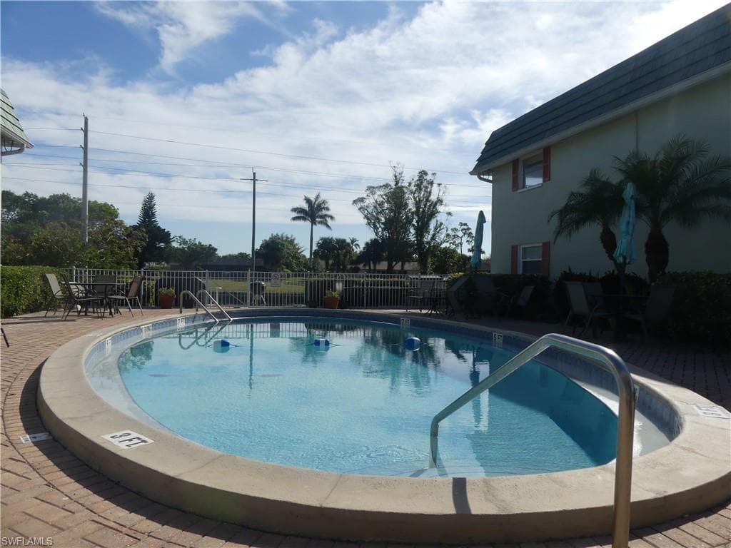 300 Valley Stream Dr 1d, Naples, FL 34113-10