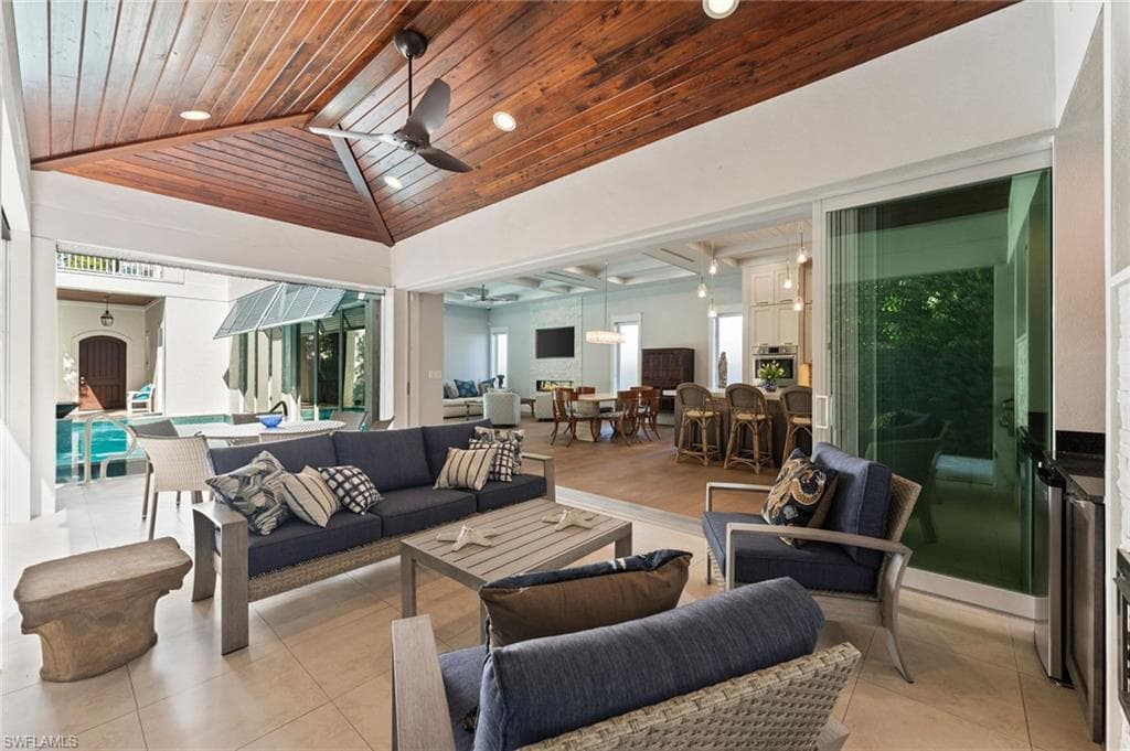 242 2nd Ave S, Naples, FL 34102-9