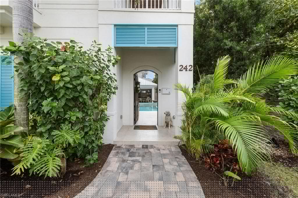 242 2nd Ave S, Naples, FL 34102-3
