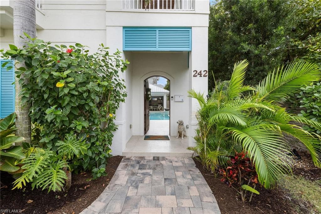 242 2nd Ave S, Naples, FL 34102-3