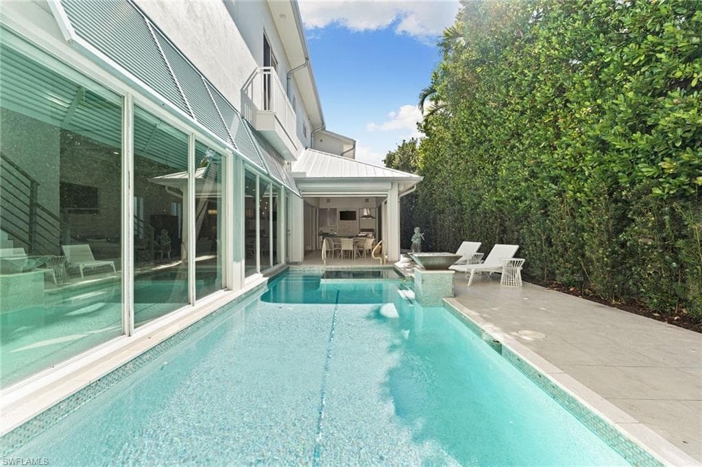 242 2nd Ave S, Naples, FL 34102-5