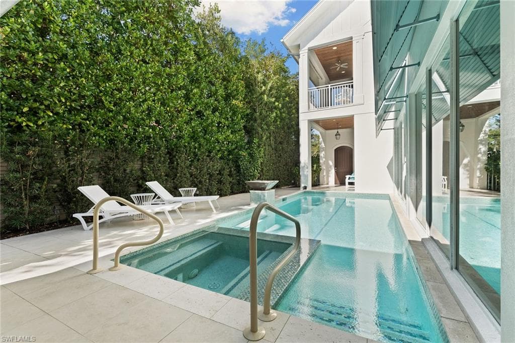 242 2nd Ave S, Naples, FL 34102-6