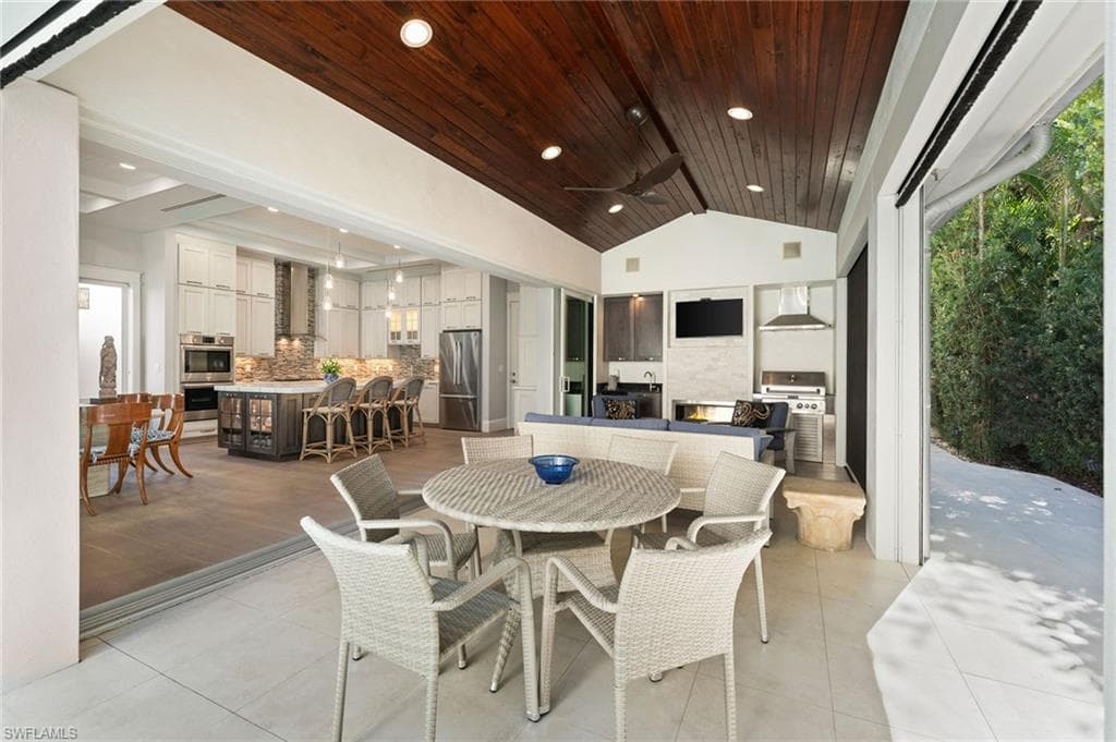 242 2nd Ave S, Naples, FL 34102-7