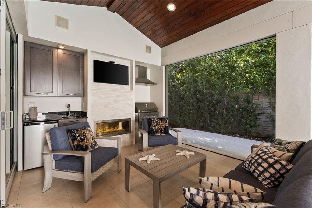 242 2nd Ave S, Naples, FL 34102-8