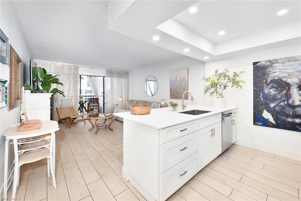 260 Southbay Dr 107, Naples, FL 34108-10