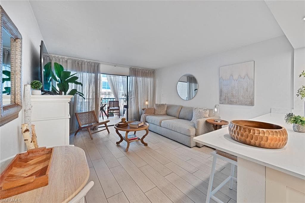 260 Southbay Dr 107, Naples, FL 34108-7