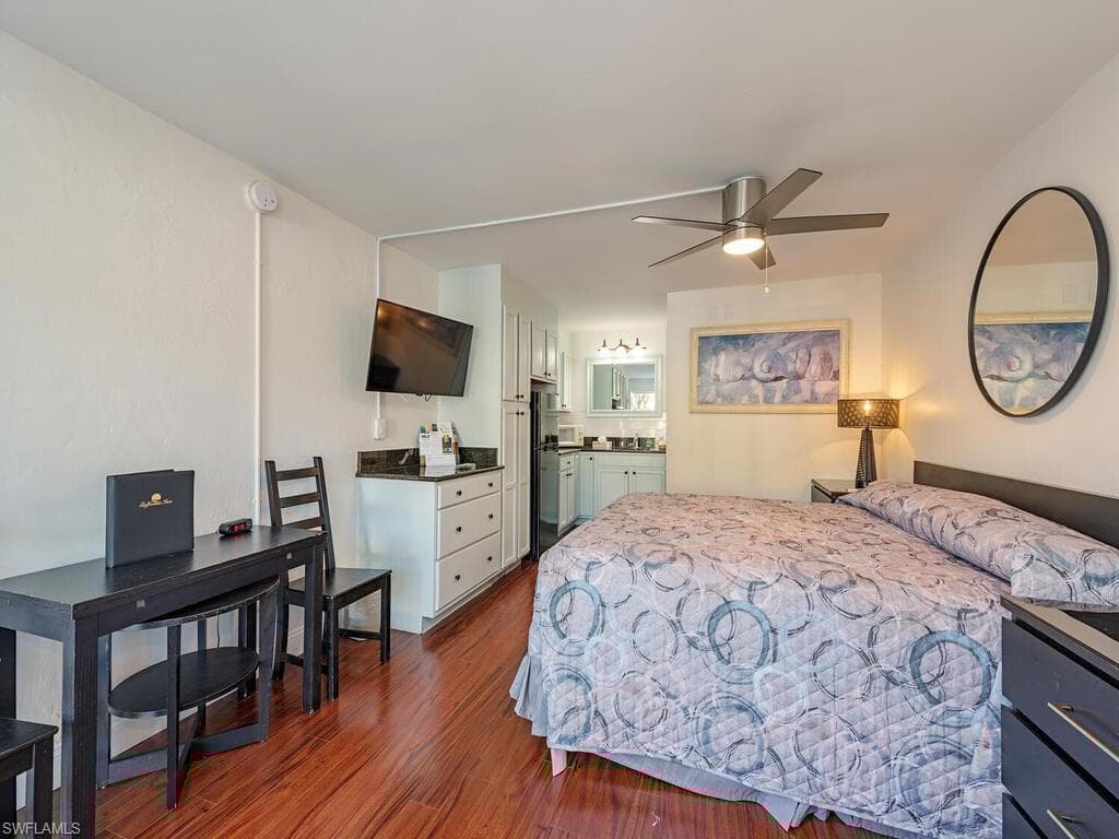 2555 Tamiami Trl N 109, Naples, FL 34103-3