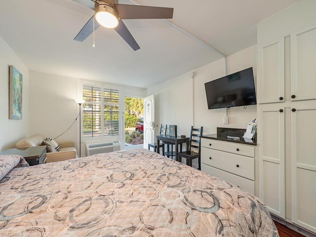 2555 Tamiami Trl N 109, Naples, FL 34103-7