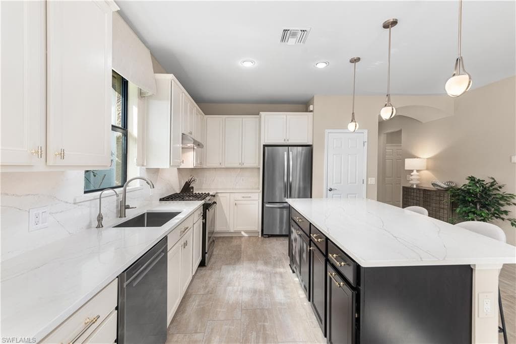 7370 Mockingbird Ct, Naples, FL 34114-8