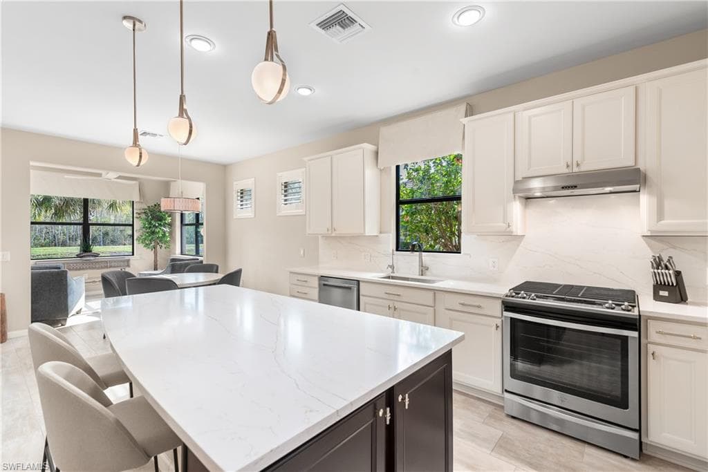 7370 Mockingbird Ct, Naples, FL 34114-9