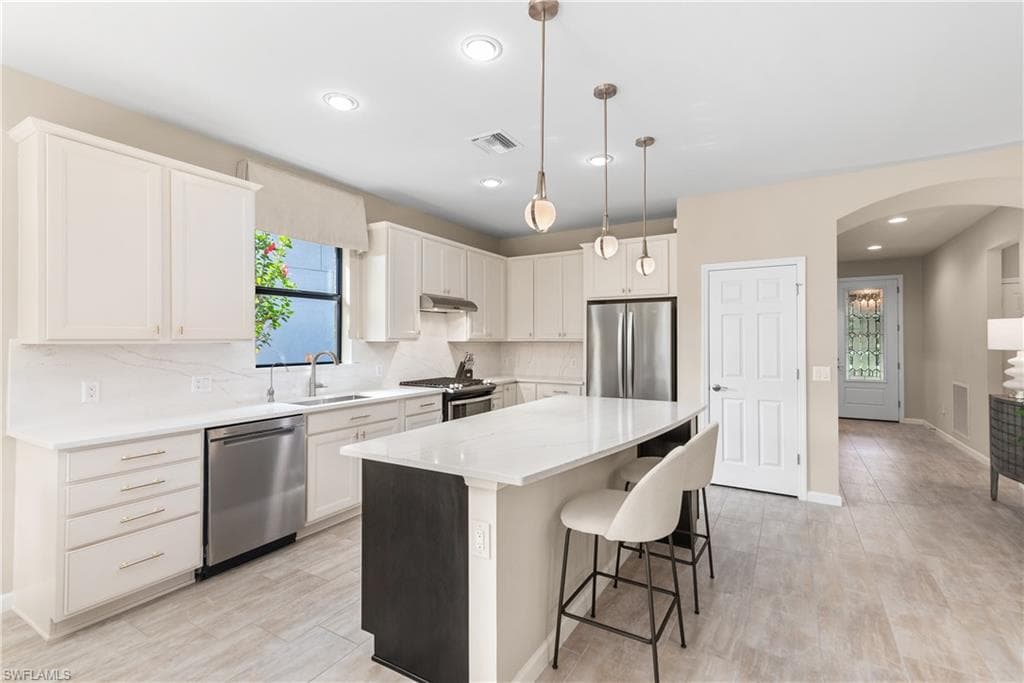 7370 Mockingbird Ct, Naples, FL 34114-7