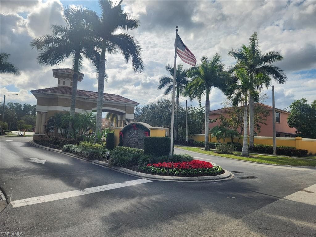 7542 Bristol Cir, Naples, FL 34120-3