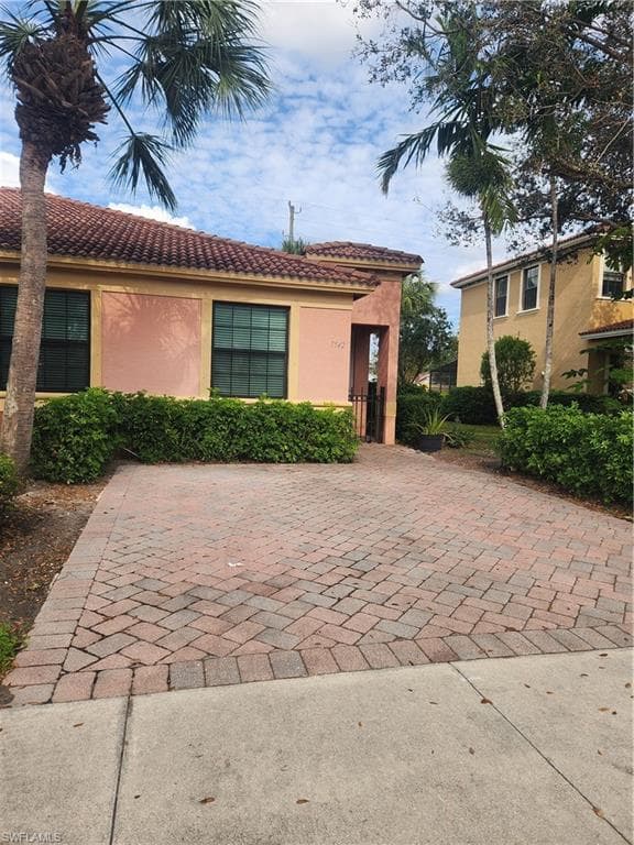 7542 Bristol Cir, Naples, FL 34120-4