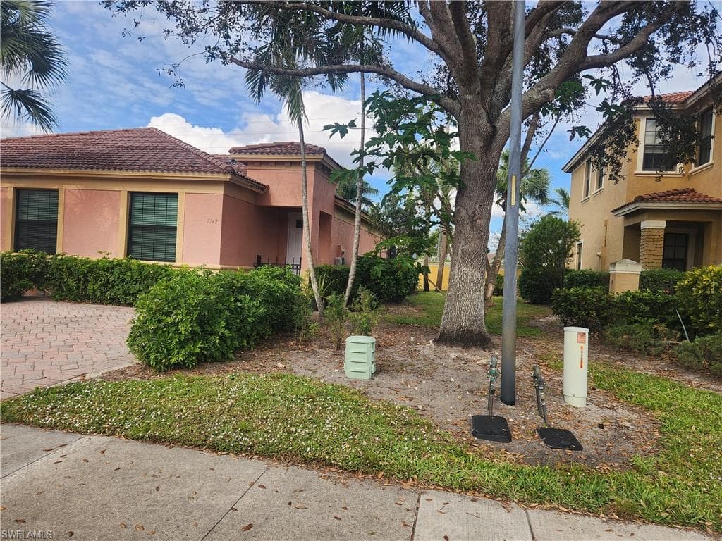 7542 Bristol Cir, Naples, FL 34120-4