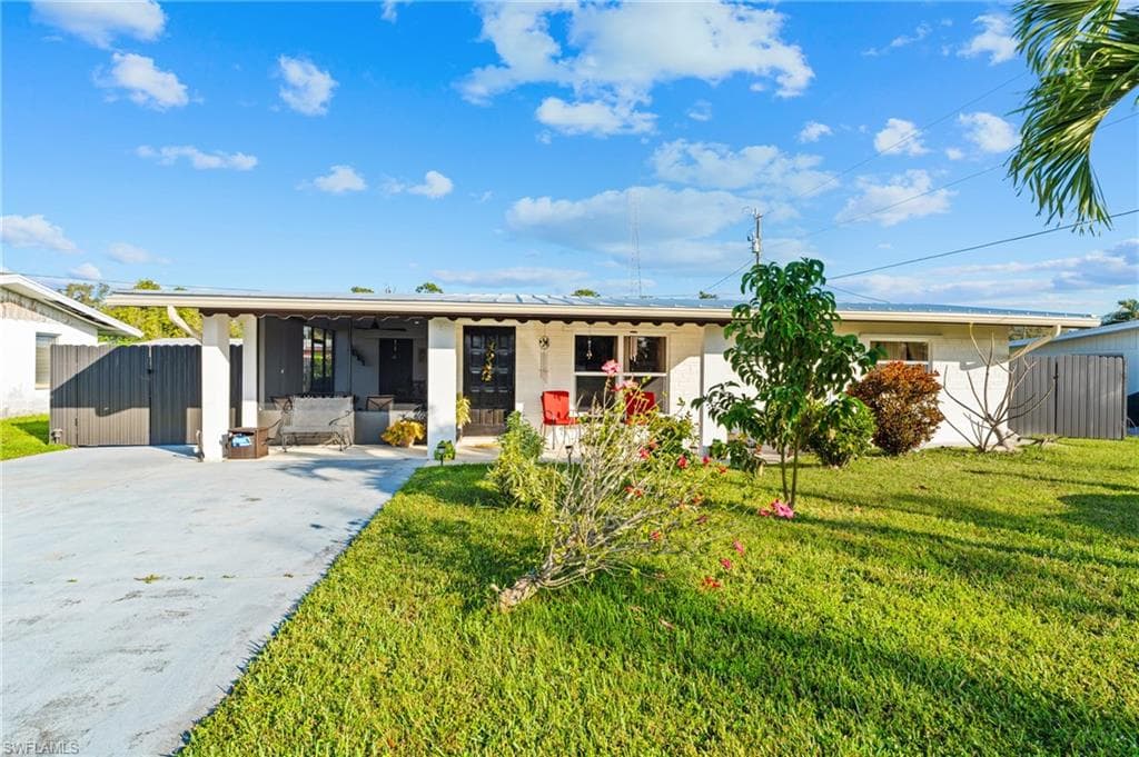 40 Victoria Dr N, Fort Myers, FL 33917-1