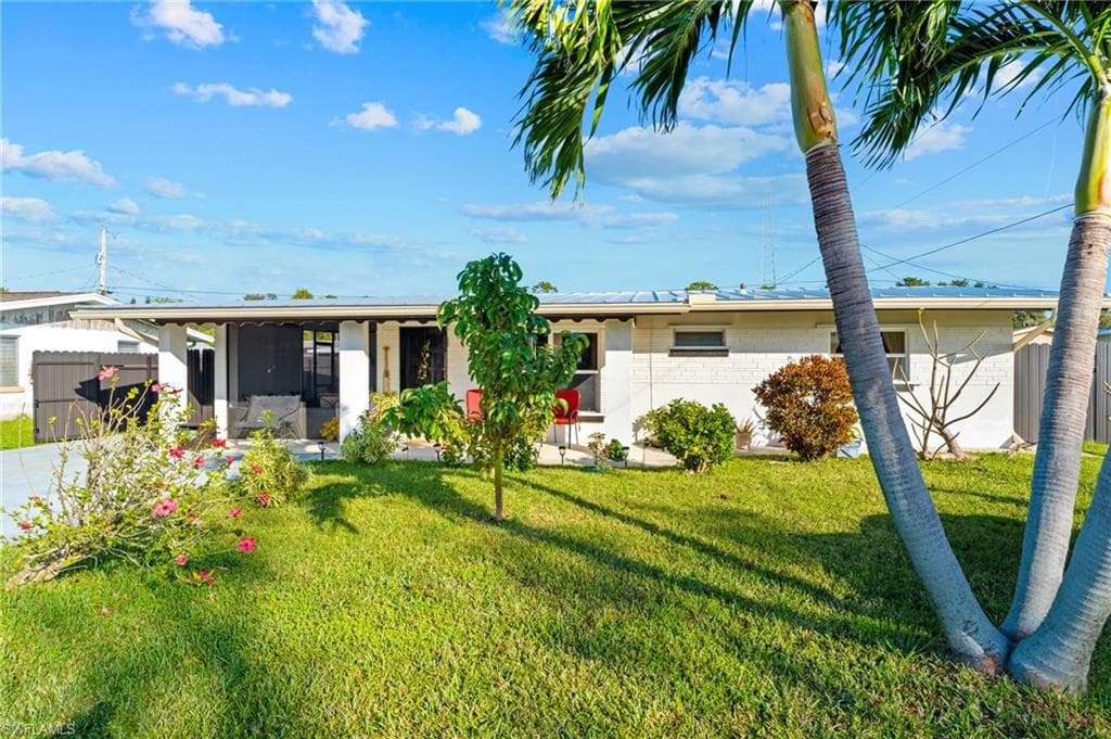 40 Victoria Dr N, Fort Myers, FL 33917-2