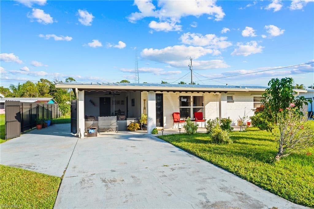 40 Victoria Dr N, Fort Myers, FL 33917-3