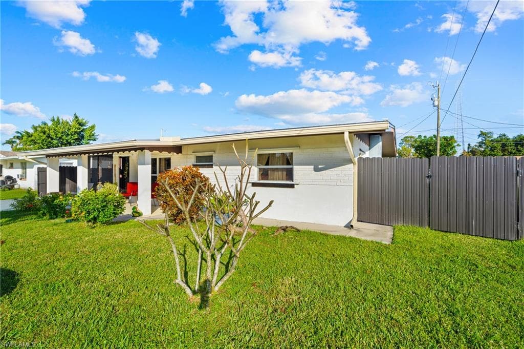 40 Victoria Dr N, Fort Myers, FL 33917-5