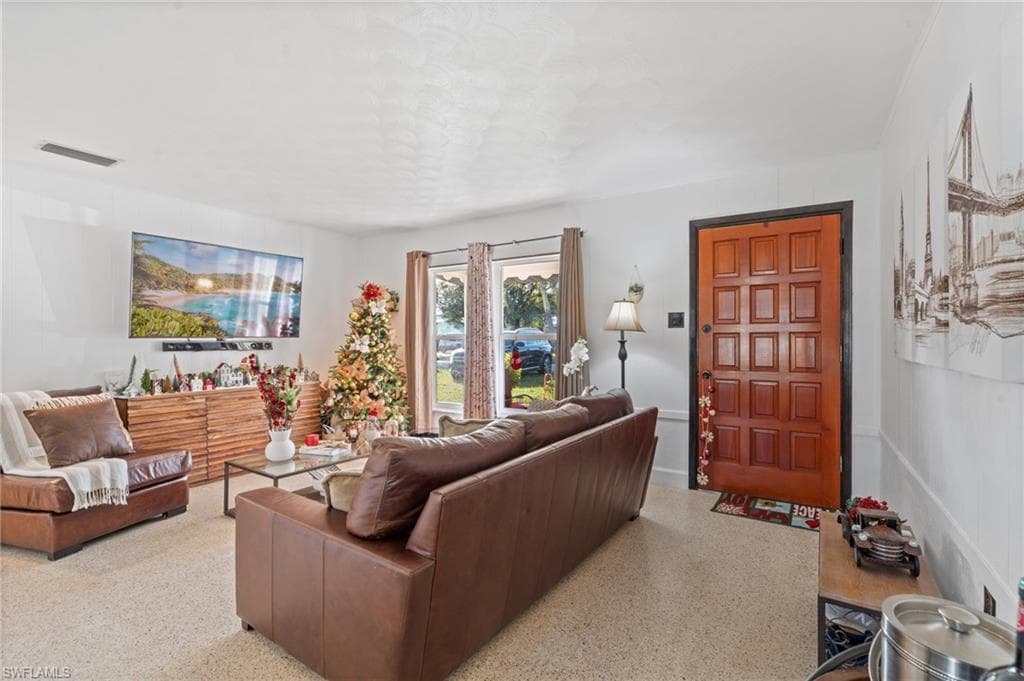 40 Victoria Dr N, Fort Myers, FL 33917-7