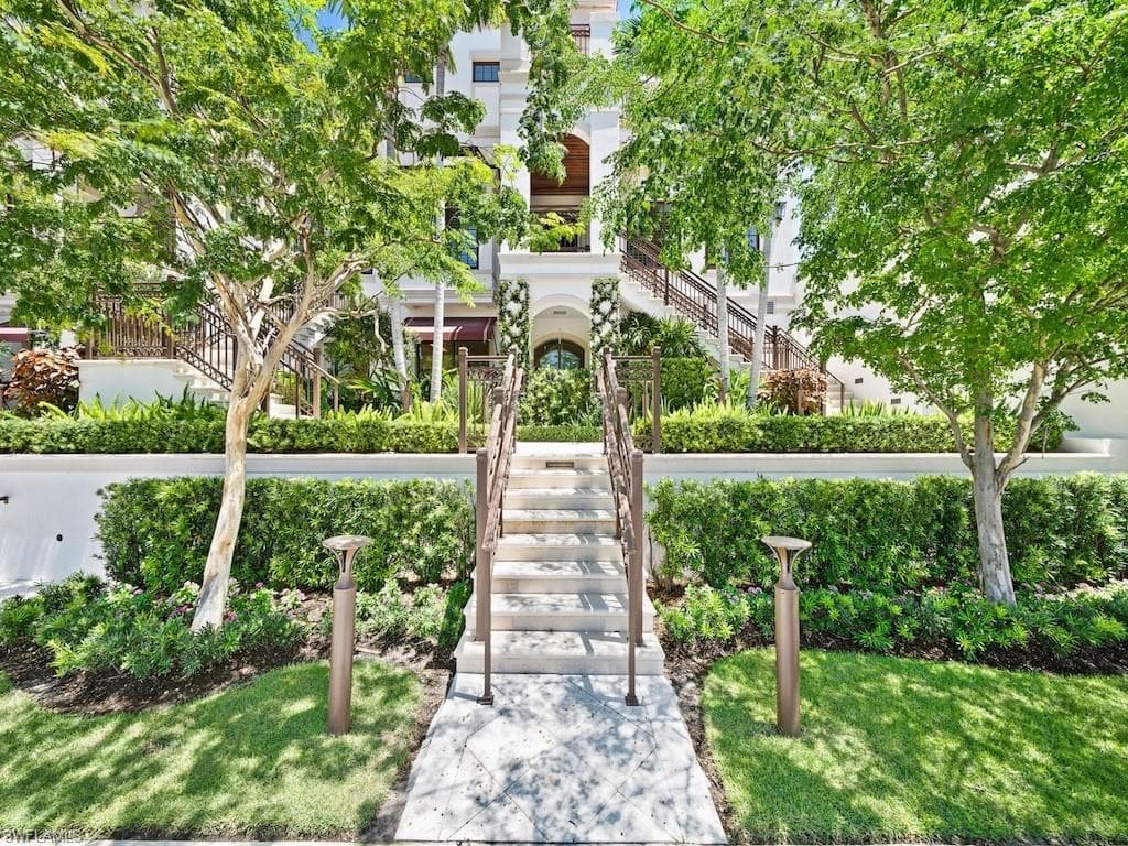 745 12th Ave S 102, Naples, FL 34102-1