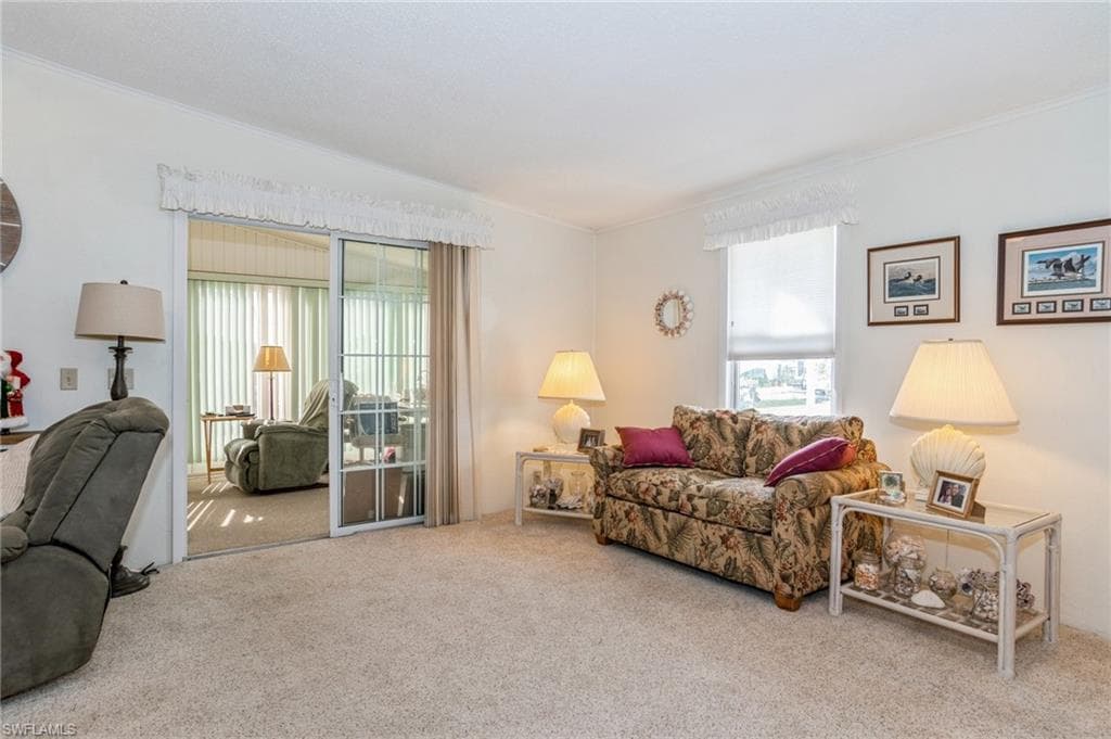 204 Grosbeak Ln, Naples, FL 34114-4