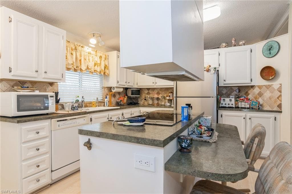 204 Grosbeak Ln, Naples, FL 34114-6