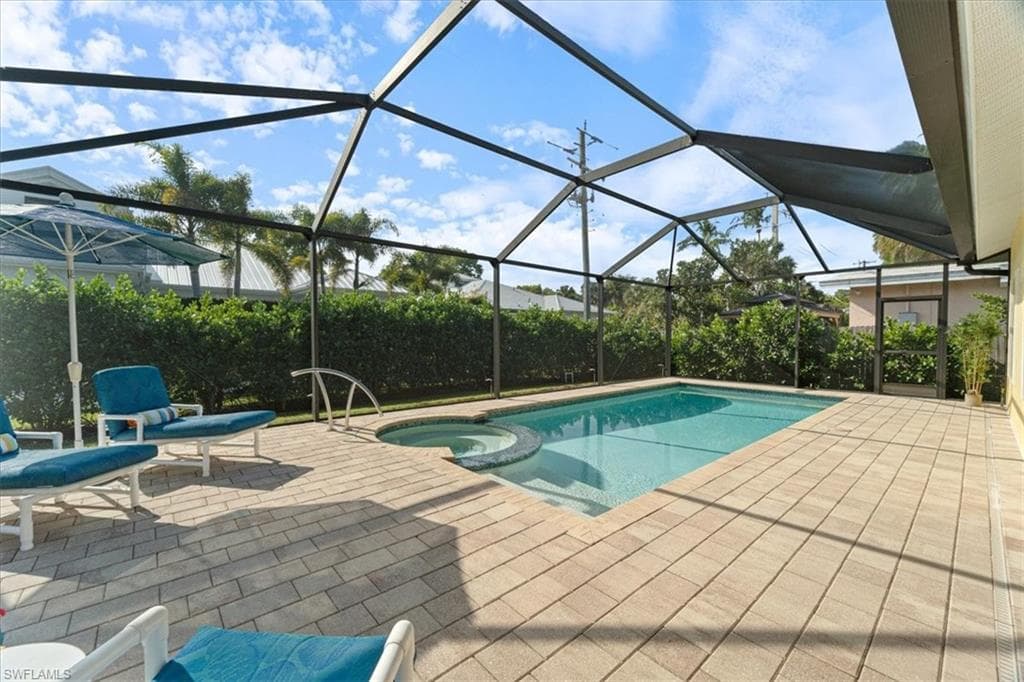 732 7th Ave N, Naples, FL 34102-36