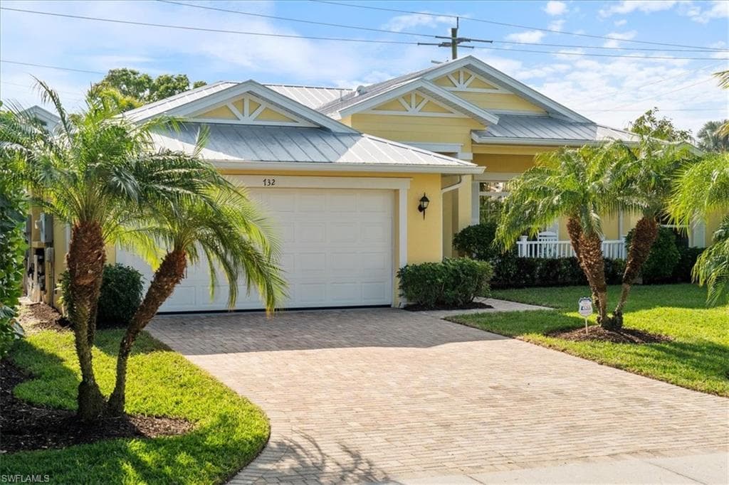 732 7th Ave N, Naples, FL 34102-7