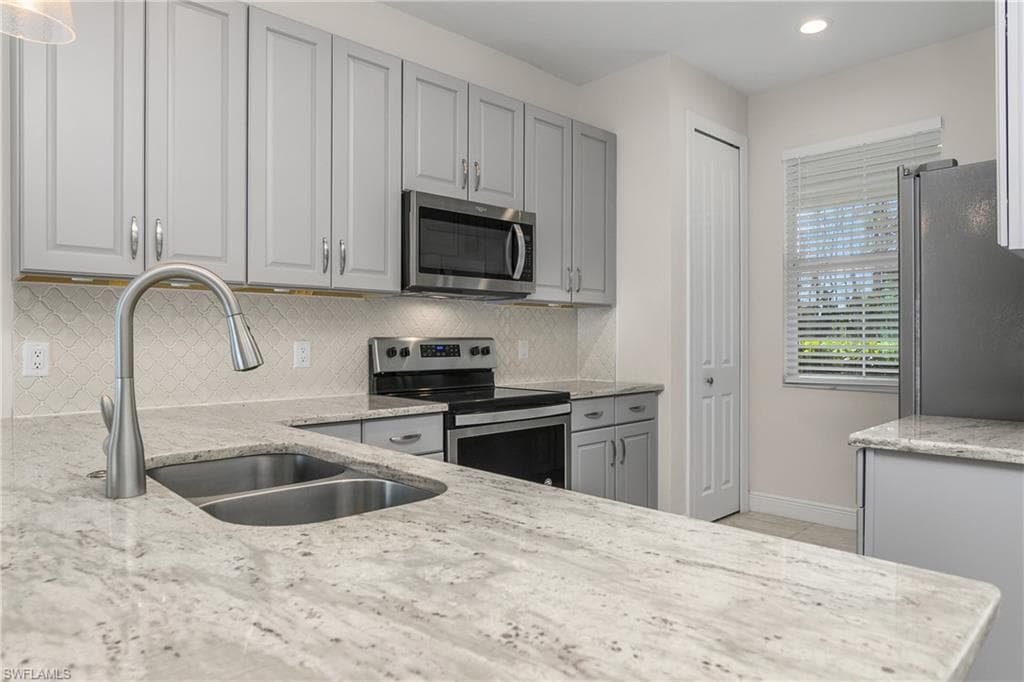 2955 Pine Tree Dr, Naples, FL 34112-4