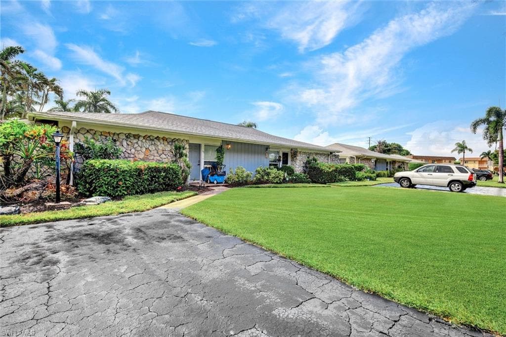 171 Crown Dr 10, Naples, FL 34110-19