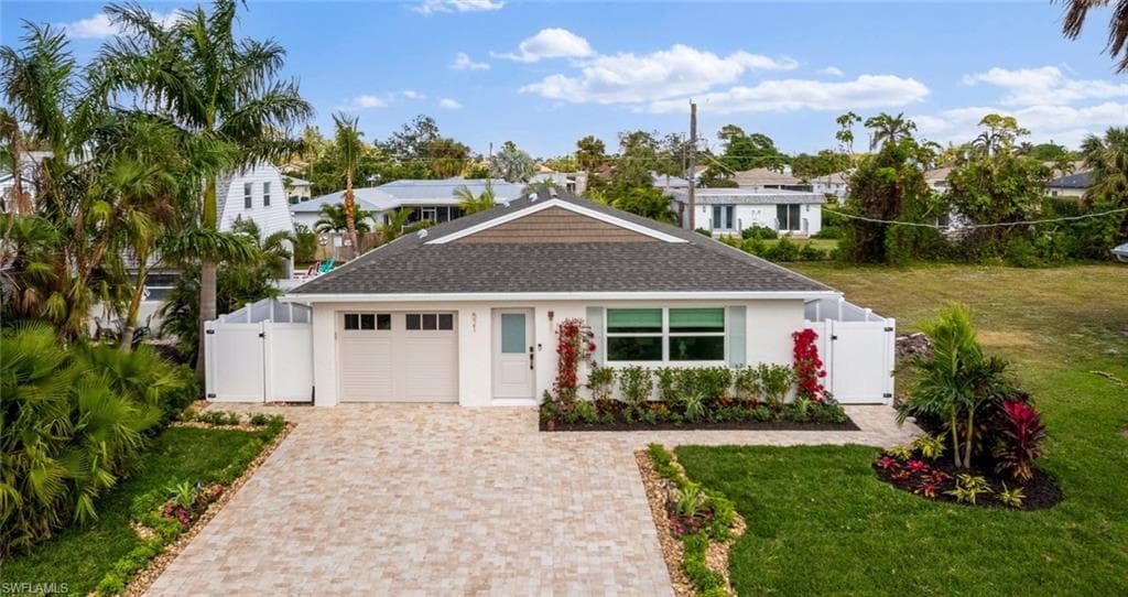 521 94th Ave N, Naples, FL 34108-1