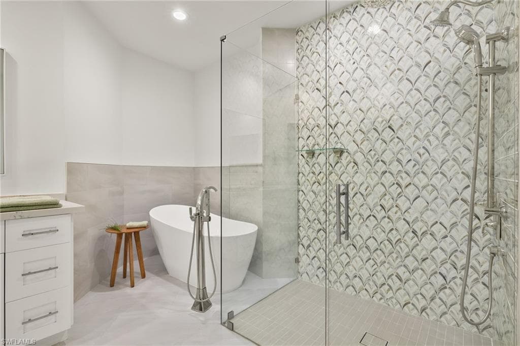 101 Colonade Cir 102, Naples, FL 34103-16