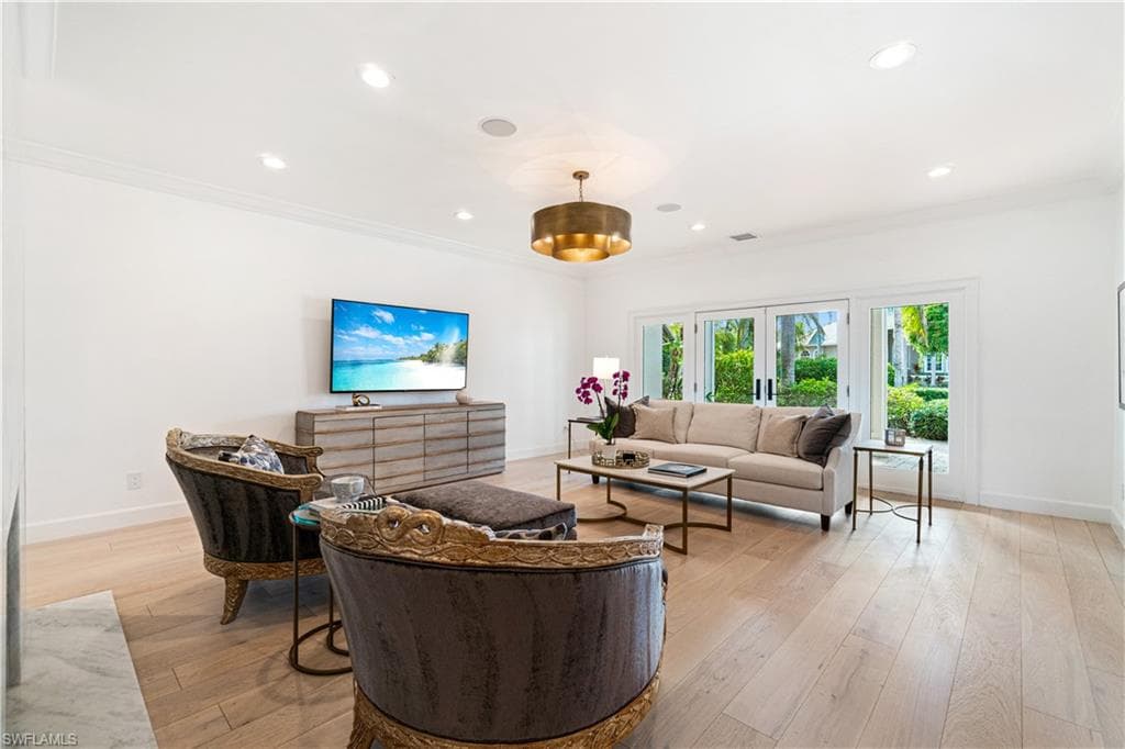 5074 Seahorse Ave, Naples, FL 34103-4