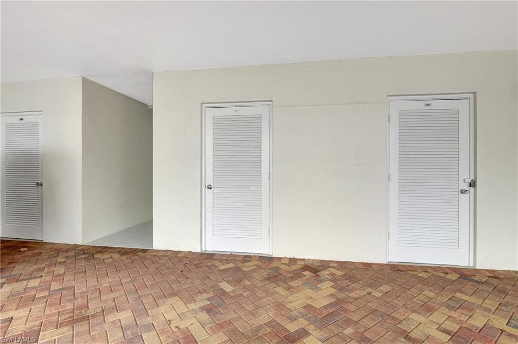 255 3rd Ave S 255, Naples, FL 34102-18