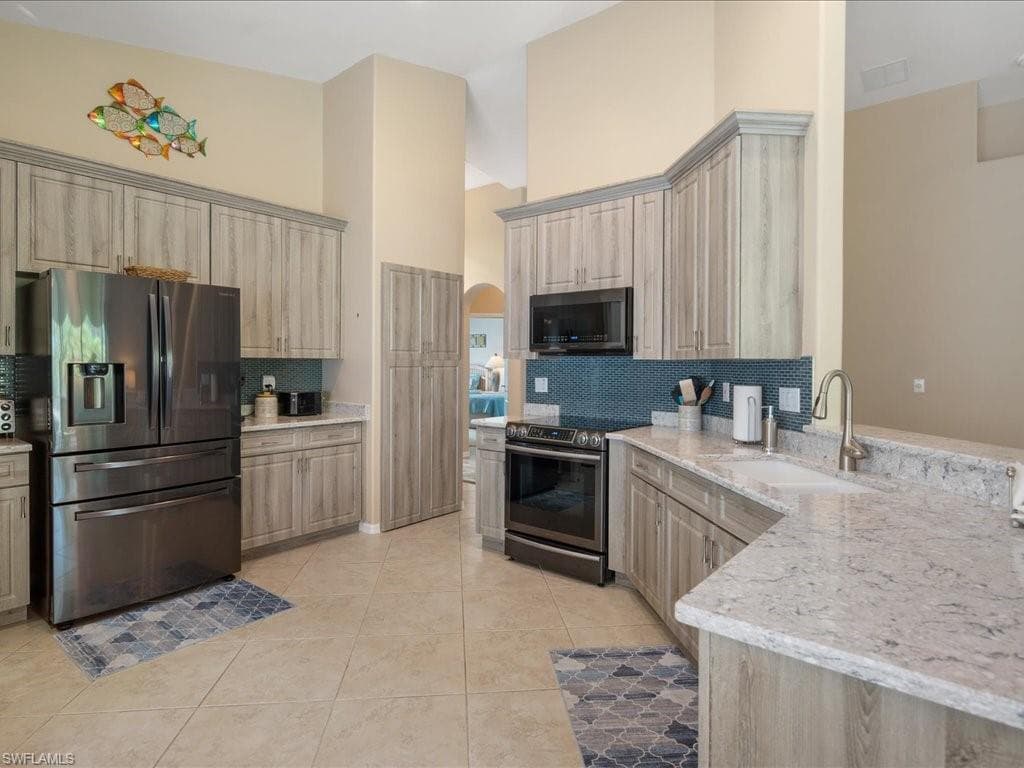 251 Glen Eagle Cir, Naples, FL 34104-9