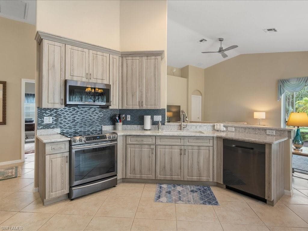 251 Glen Eagle Cir, Naples, FL 34104-10