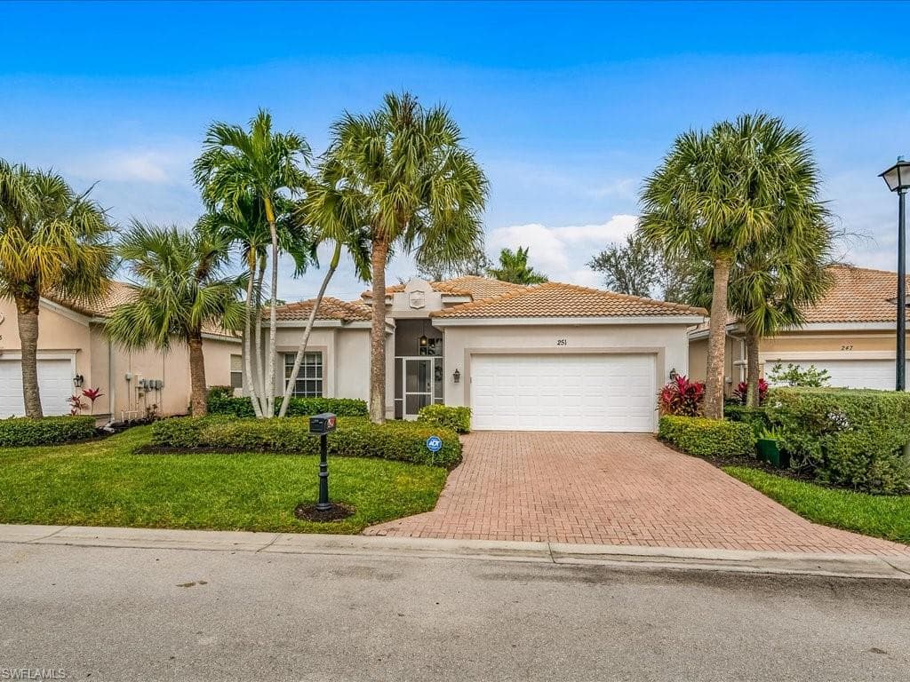 251 Glen Eagle Cir, Naples, FL 34104-3
