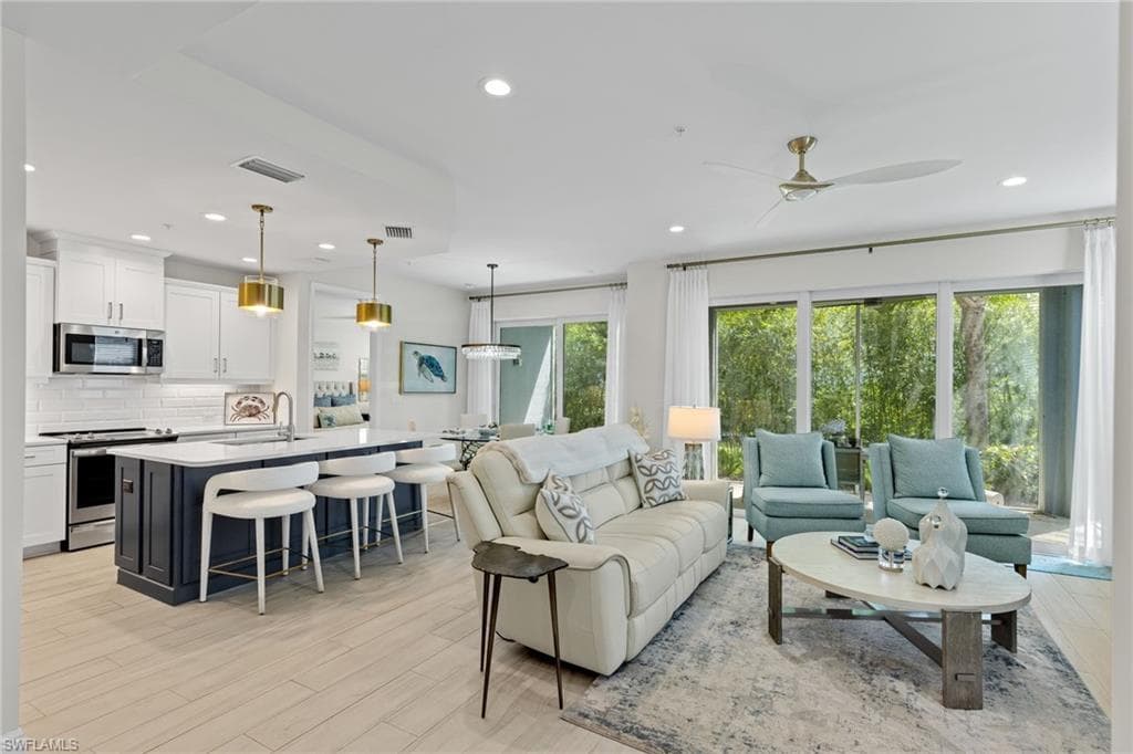 2560 Seychelles Dr 1004, Naples, FL 34112-4